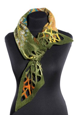 Bir mankenin üzerindeki keçeli yün atkı.