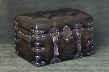 Yeşil bir arka plan üzerinde kapalı kapak ile göğüs