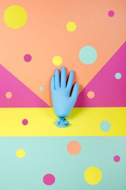 Renkli bir arka plan bir lastik eldiven ile soyut kompozisyon