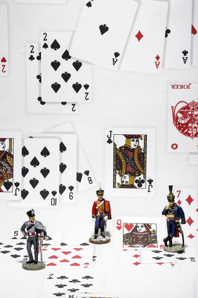 Три фигуры гусара на фоне игральных карт — стоковое фото