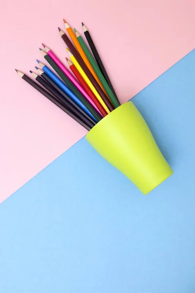 Conjunto de lápices de colores en una taza verde sobre un fondo de color, t —  Fotos de Stock