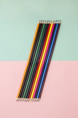 Renkli kalemler renkli bir arka plan, üstten görünüm üzerinde bir dizi rakam.