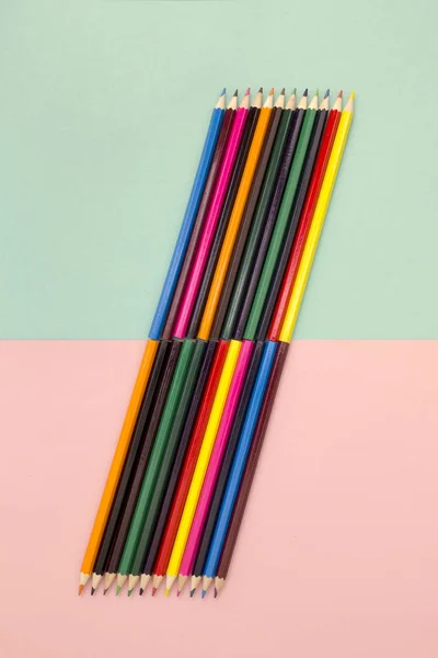 Renkli Kalemler Renkli Bir Arka Plan Üstten Görünüm Üzerinde Bir — Stok fotoğraf