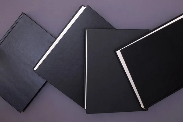 灰色の背景に黒の四書 — ストック写真