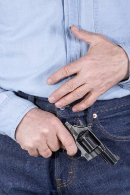 Bir adam elinde bir tabanca ile vücut parçası