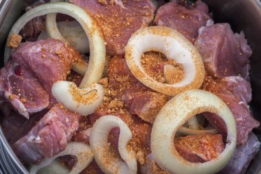 Soğanlı turşu ve tencerede baharat.