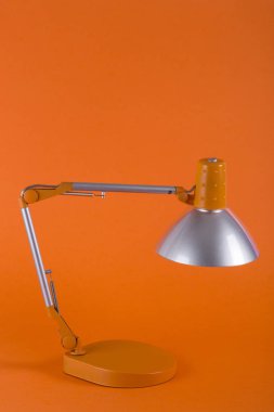 Masa lambası turuncu bir arka plan üzerinde masaüstü için