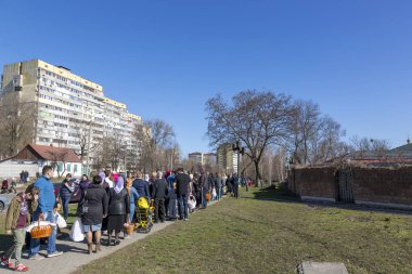 Paskalya, İsa'nın parlak diriliş. İnsanlar için Tihvin kutsal manastır içinde Ukrayna Dnepr şehir girişinde önünde duruyor