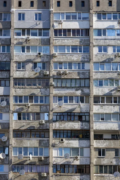 Fassade eines mehrstöckigen Wohnhauses Stockfoto