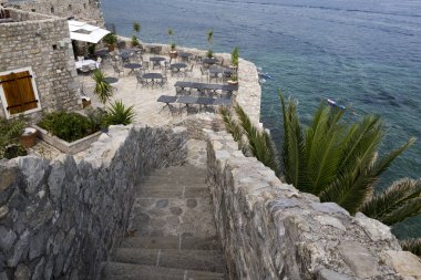 Budva, Karadağ - 03 Ağustos 2017:View gözlem güverte antik kale Kalesi sahil