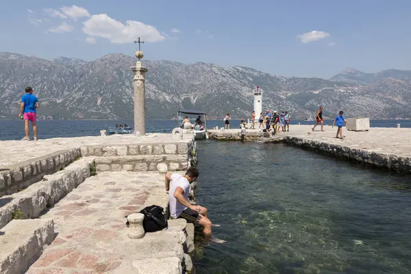 Perast Montenegró 2017 Augusztus Turisták Gospa Shkrpjela Szigetén Kotori Öbölben — Stock Fotó