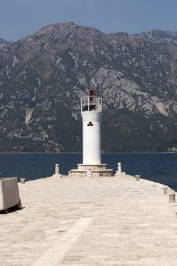 Perast, Karadağ - 04 Ağustos 2017: Deniz feneri üzerinde Adası, Gospa-od-Shkrpjela Kotor Körfezi