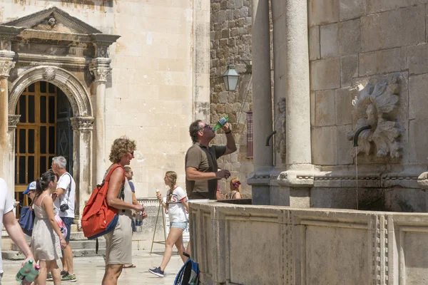 Dubrovnik Kroatië Augustus 2017 Mensen Lessen Hun Dorst Bij Fontein — Stockfoto