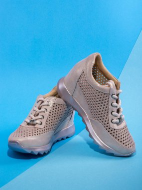 Mavi bir arka plan üzerinde kadın spor ayakkabı pembe