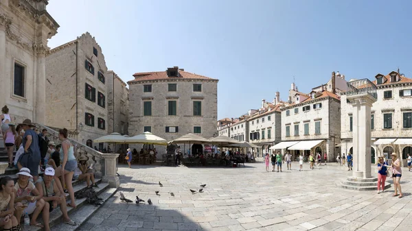 Dubrovnik, Hırvatistan - 06 Ağustos 2017: Sokakları ve tarihi kent mimarisi