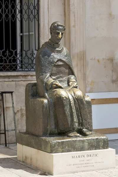 Dubrovnik Croacia Agosto 2017 Estatua Marin Drzhich Frente Palacio Del — Foto de Stock