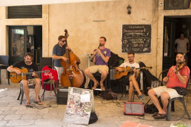 Dubrovnik, Hırvatistan - 06 Ağustos 2017: Sokak müzisyenleri dörtlüsü turistleri eğlendirir