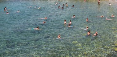 Budva, Karadağ - 07 Ağustos 2017: İnsanlar banyo sıcak denizin içinde