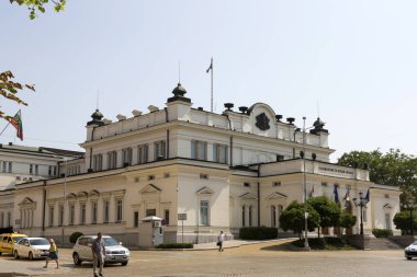 Sofya, Bulgaristan - 09 Ağustos 2017: Sofya 'daki Ulusal Meclis Meydanı. Parlamento binası