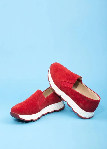 Rote Damensneakers Auf Blauem Hintergrund — Stockfoto