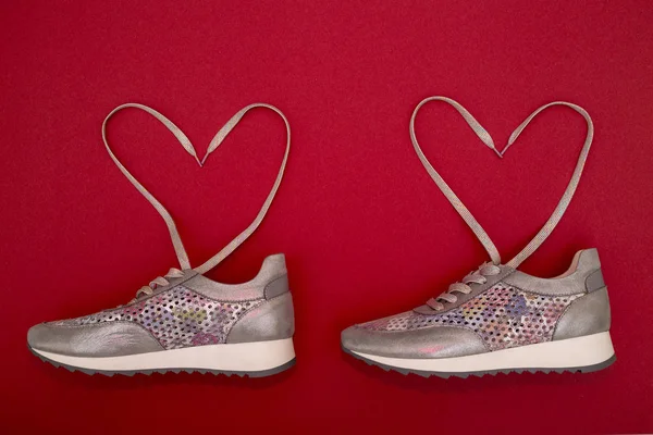 Zapatillas Deporte Mujer Con Cordones Forrados Forma Corazón Sobre Fondo — Foto de Stock