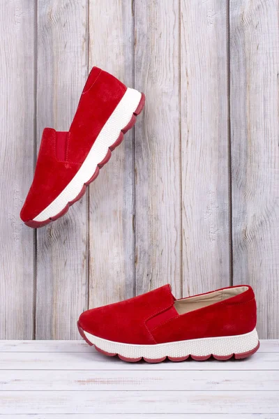 Kırmızı Kadın Spor Ayakkabı Ahşap Kurullarında Asmak — Stok fotoğraf