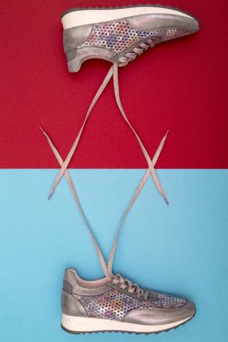 Dekorasyon, metin tasarım, şablon için renkli bir arka plan üzerinde kadın spor ayakkabı