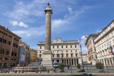 Roma, İtalya - 16 Ağustos 2019: Marcus Aurelius'un Roma'nın merkezindeki Piazza Colonna'daki sütunu