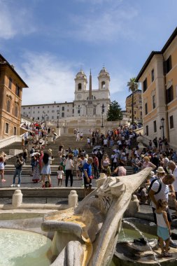 Roma, İtalya - 17 Ağustos 2019: İnsanlar Roma 'nın merkezindeki Piazza di Spagna' yı gezmeye gidiyorlar.