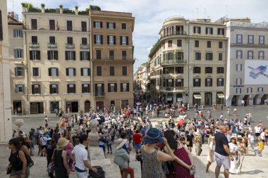 Roma, İtalya - 17 Ağustos 2019: İnsanlar Roma 'nın merkezindeki Piazza di Spagna' yı gezmeye gidiyorlar.