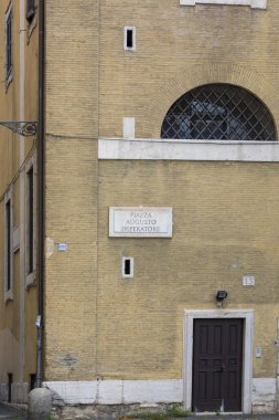 Roma, İtalya - 16 Ağustos 2019: Roma 'da Piazza İmparatoru Augusto yazılı bir tabak