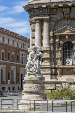 Roma, İtalya - 16 Ağustos 2019: Mark Licinius Crassus Anıtı