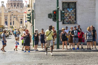 Roma, İtalya - 17 Ağustos 2019: Yaya geçidinde insanlar yeşil ışık bekliyor