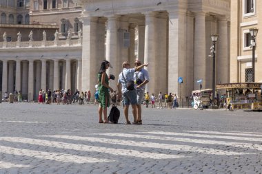 Roma, İtalya - 17 Ağustos 2019: Roma 'daki St. Peter Meydanı' nda turist gezisi