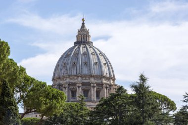 Roma, İtalya - 17 Ağustos 2019: Vatikan 'daki Aziz Peter Bazilikası Kubbesi.