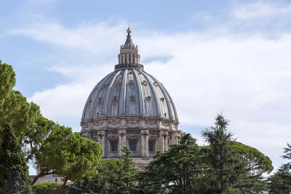 Roma, İtalya - 17 Ağustos 2019: Vatikan 'daki Aziz Peter Bazilikası Kubbesi. — Stok fotoğraf