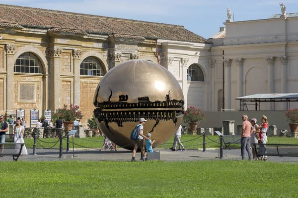 Řím Itálie Srpna 2019 Moderní Socha Koule Kouli Uprostřed Nádvoří — Stock fotografie