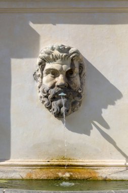 Roma, İtalya - 17 Ağustos 2019: Mimari bir kompozisyonda çeşme. Bronz heykel. Vatikan 'daki Belvedere Sarayı' nın önündeki çam kozalağı..