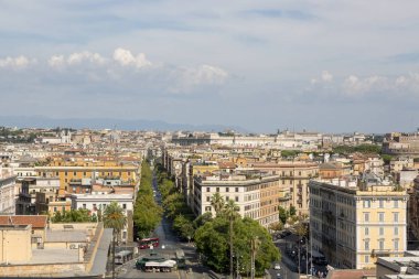Roma, İtalya - 16 Ağustos 2019: Vatikan Müzesi 'nin penceresinden Roma' nın manzarası