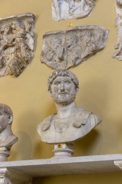 Roma, İtalya - 17 Ağustos 2019: Vatikan Müzesi 'ndeki eski Roma büstü ve heykel parçaları