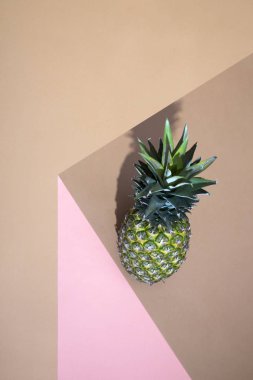Renkli bir arka planda ananasla Geometrik natürmort