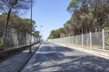 Roma, İtalya - 18 Ağustos 2019: İtalya 'nın Castel Volturno şehrinde denize giden yol