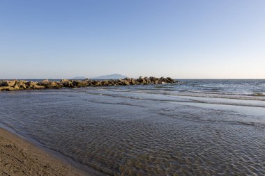 İtalya 'da Volturno Kalesi yakınlarındaki Tyrhenian Denizi kıyısında.