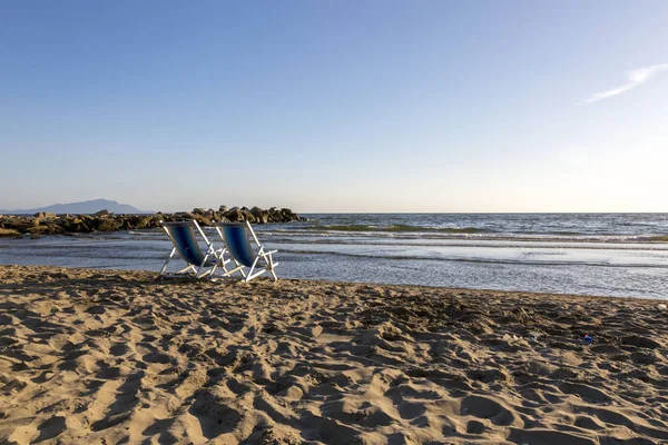 泰瑞尼亚海海滩上的两张沙发椅 — 图库照片