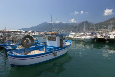 Salerno, İtalya - 19 Ağustos 2019: İtalya 'nın Salerno limanındaki yat ve tekneler için demirleme