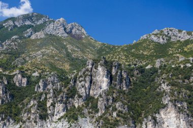 İtalya 'nın Salerno kenti yakınlarındaki Tyrhenian Denizi kıyısındaki bir gemiden görüntü al.