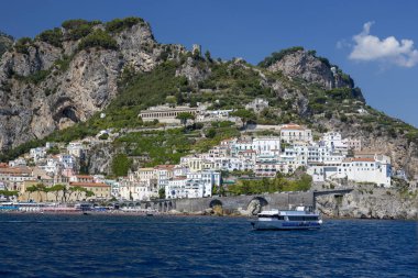 Amalfi, İtalya - 19 Ağustos 2019: Denizden İtalya 'nın Tyrhenian Denizi kıyısındaki Amalfi kasabasına