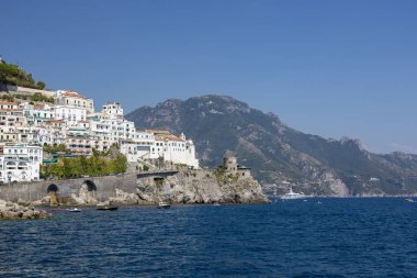 Amalfi, İtalya - 19 Ağustos 2019: Denizden İtalya 'nın Tyrhenian Denizi kıyısındaki Amalfi kasabasına