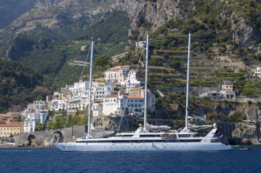 Atrani, İtalya - 19 Ağustos 2019: İtalya 'da Atrani açıklarında büyük bir modern yat