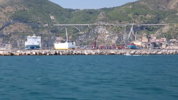 Salerno, Italia - 19 de agosto de 2019: Vista de la costa de Salermo en Italia — Vídeos de Stock